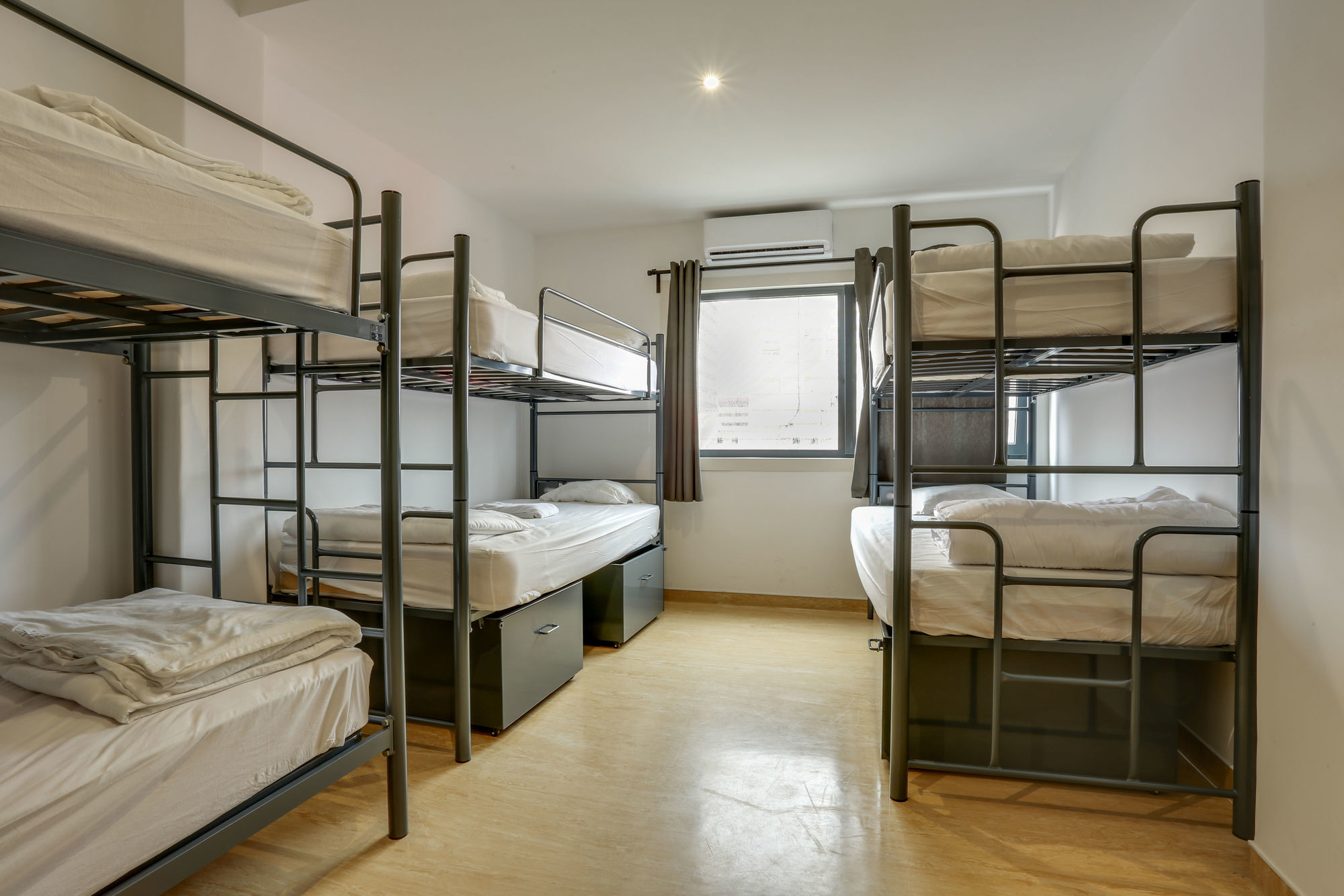 Hans Brinker Hostal *